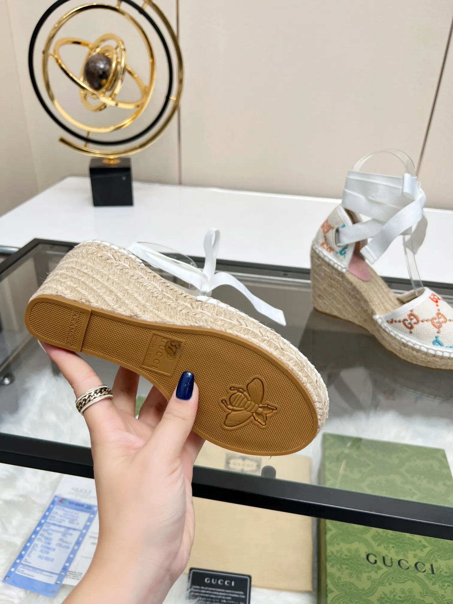 👟👟Ex-factory price 440👟👟 GUCCI wedge fisherman sandals, thick-soled straw, high-end quality, fabric: double G fabric, electric embroidery, lining: mixed sheepskin lining, yardage: 35～42, color: pure white. Dear new and old customers, the picture has been updated, please transfer the image to change. The upgraded version of the wedge heel currently has more than 40 colors. Transfer the image to sell.